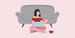 mujer en sofá con ordenador